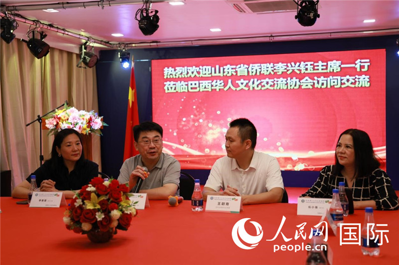 山東省僑聯(lián)主席李興鈺（左二）和與會(huì)僑領(lǐng)座談。人民網(wǎng)記者宋亦然攝
