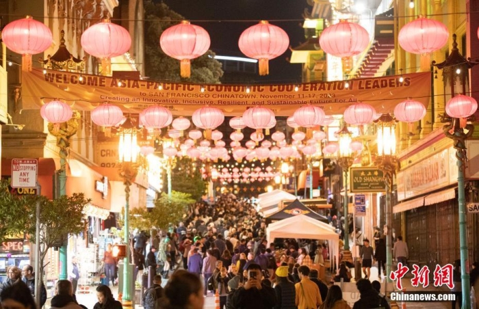 當(dāng)?shù)貢r(shí)間11月10日，美國舊金山唐人街夜市人頭攢動(dòng)。亞太經(jīng)合組織(APEC)第三十次領(lǐng)導(dǎo)人非正式會(huì)議將在舊金山舉行，當(dāng)?shù)靥迫私钟?jì)劃舉辦包括夜市在內(nèi)的多場活動(dòng)，以吸引與會(huì)者、游客和市民的光顧。<a target='_blank' href='/'><p  align=