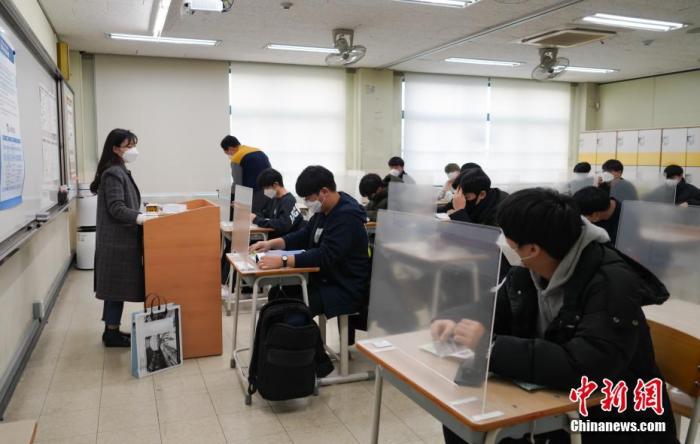 12月3日，延遲近一個月的韓國高考舉行。據(jù)韓國教育部消息，今年考生約49.34萬人，創(chuàng)歷史最低紀(jì)錄。圖為在首爾某考點內(nèi)，考桌上設(shè)有隔板。