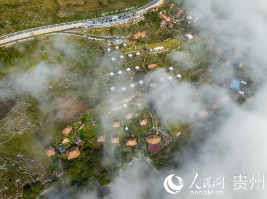 航拍掩映在晨間薄霧中的“花都里·化屋野奢度假營地“。人民網(wǎng) 陽茜攝