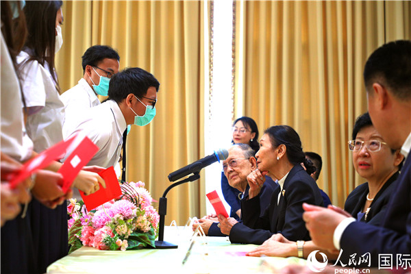圖為獎助學(xué)金頒發(fā)現(xiàn)場。人民網(wǎng)記者 白元琪攝