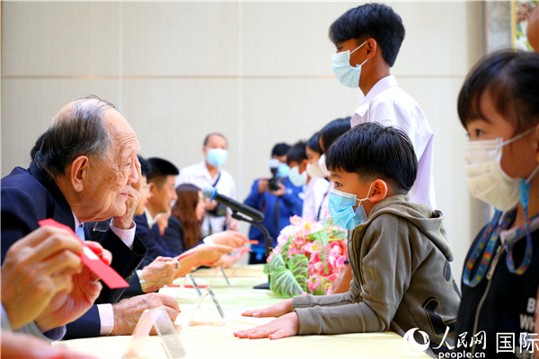 圖為獎助學(xué)金頒發(fā)現(xiàn)場。人民網(wǎng)記者 白元琪攝