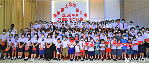 圖為出席嘉賓和現(xiàn)場獲獎學(xué)生合影留念。人民網(wǎng)記者 白元琪攝