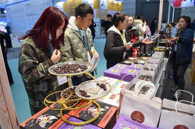 11月16日，觀眾在第七屆絲博會(huì)印度尼西亞展位上參觀選購食品。新華社記者 邵瑞 攝