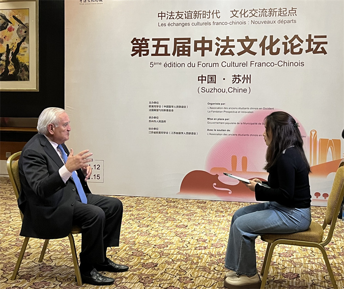 法國前總理、法國展望與創(chuàng)新基金會主席讓-皮埃爾·拉法蘭接受人民網(wǎng)的采訪。（國際在線供圖）