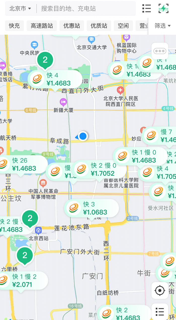 中新財經(jīng)查詢相關充電APP發(fā)現(xiàn)，電價平峰時段，快充樁的價格普遍在1.4元度左右。