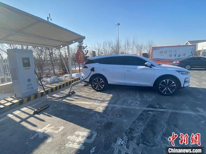 資料圖：新能源汽車正在充電?！±畹?攝