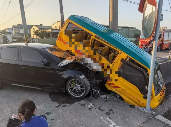 托兒所校車被轎車從側(cè)邊撞上，車體嚴重毀損。圖片來源：臺灣《聯(lián)合報》民眾供圖