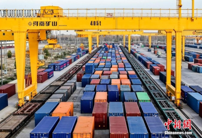 資料圖：霍爾果斯鐵路口岸有序排列的集裝箱。(無人機照片)<a target='_blank' href='/' ><p  align=