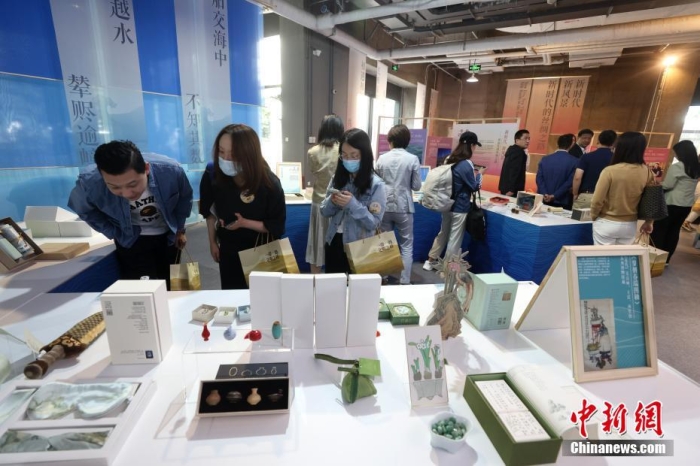 9月28日，“一帶一路，文明之橋”圖書文創(chuàng)展在北京圖書大廈開幕，圖為觀眾參觀展覽。<a target='_blank' href='/'><p  align=