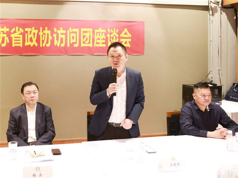 中國駐里約總領(lǐng)館副總領(lǐng)事王尉育（中）在座談會上致辭。人民網(wǎng)記者 陳海琪攝