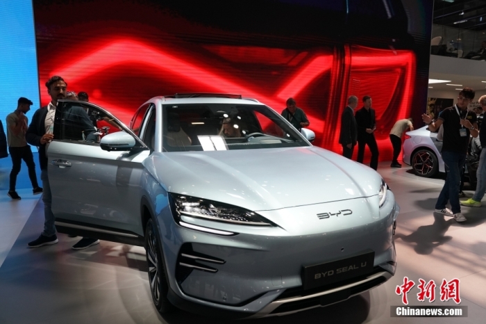 2023年德國國際汽車及智慧出行博覽會(huì)(IAA mobility)(亦簡(jiǎn)稱慕尼黑國際車展)將于9月5日正式開幕。在9月4日舉行的媒體日，記者看到諸品牌紛紛攜“拳頭”產(chǎn)品亮相。圖為當(dāng)日比亞迪SEAL U在歐洲首秀。<a target='_blank' href='/'><p  align=