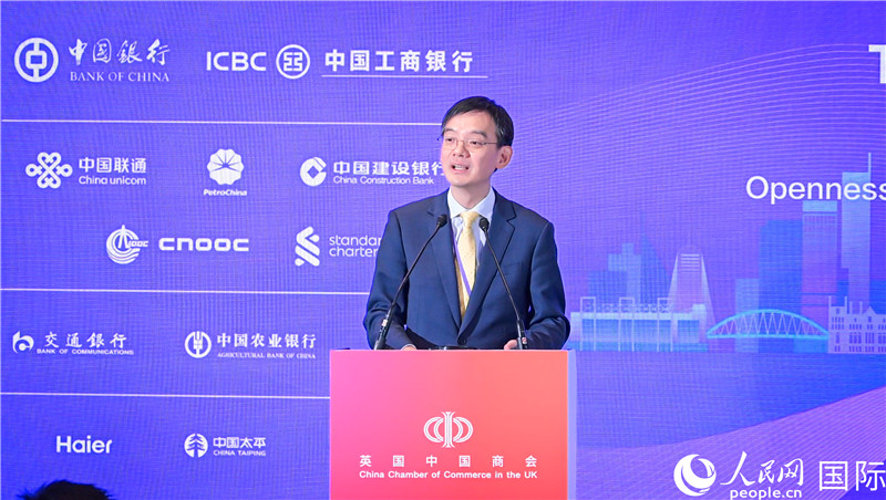 英國(guó)中國(guó)商會(huì)會(huì)長(zhǎng)、中國(guó)銀行倫敦分行行長(zhǎng)方文建 致歡迎辭。人民網(wǎng) 郭錦標(biāo)攝