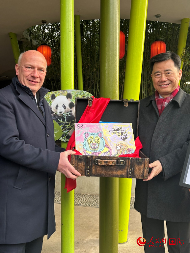 吳墾大使和韋格納市長手捧德國兒童為“夢想”“夢圓”準(zhǔn)備的手繪“送別大禮包”。人民網(wǎng)記者 徐馨攝