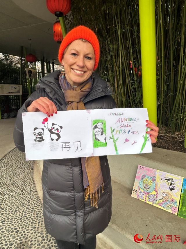 桑德拉和德國小朋友們的作品。右圖寫著“祝福好運(yùn)，再見 Pit和Paule（“夢想”“夢圓”的德語名字）”。人民網(wǎng)記者 徐馨攝