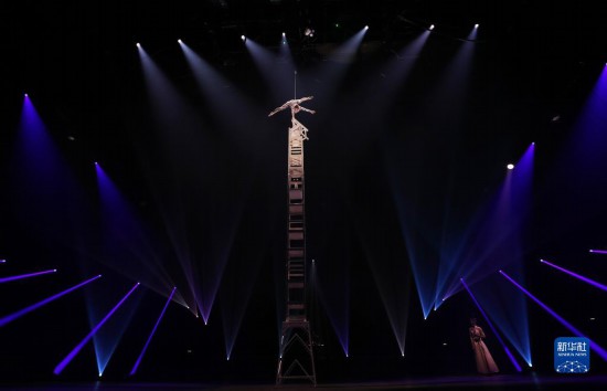 12月8日，演員在法國巴黎舉行的中國雜技“奇妙之夜”演出上表演《高椅》。新華社記者 高靜 攝
