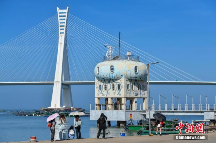 圖為游客在文昌鋪前漁港游玩。<a target='_blank' href='/' _fcksavedurl='/' ><p  align=