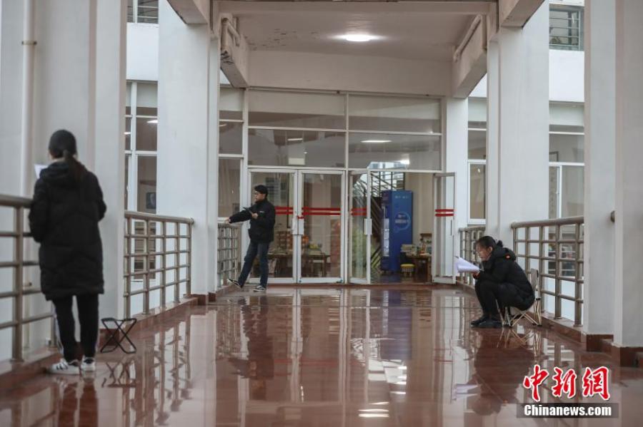 資料圖：幾位考研學(xué)生在南昌大學(xué)教學(xué)樓的天橋上復(fù)習(xí)備考。劉力鑫 攝