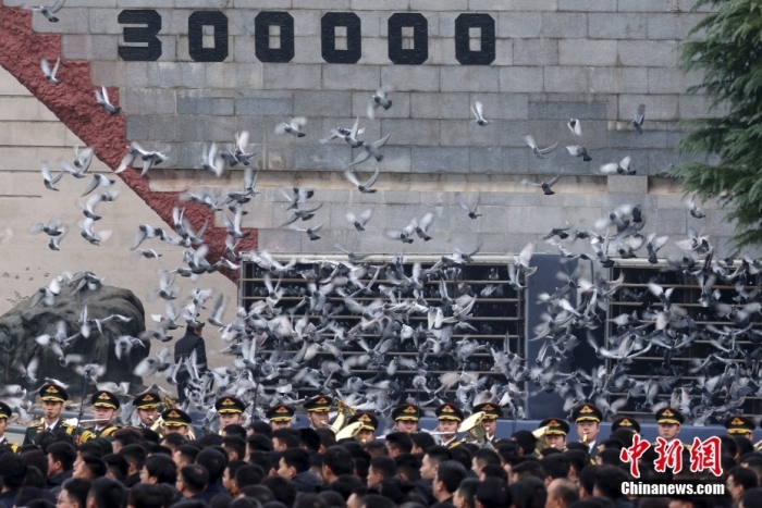 12月13日是第十個(gè)南京大屠殺死難者國家公祭日。當(dāng)天上午，南京大屠殺死難者國家公祭儀式在侵華日軍南京大屠殺遇難同胞紀(jì)念館舉行。圖為國家公祭儀式現(xiàn)場(chǎng)。<a target='_blank' href='/'><p  align=