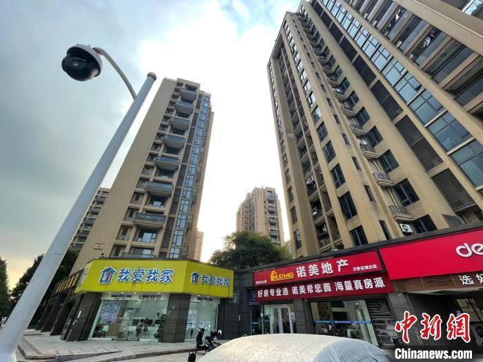 多家房地產(chǎn)中介。 蘇婷 攝