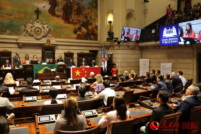 當(dāng)?shù)貢r(shí)間12月15日晚，巴西里約熱內(nèi)盧市議會在議會大廳舉行隆重儀式，向一批為推動(dòng)巴西和中國友好合作做出突出貢獻(xiàn)的機(jī)構(gòu)、團(tuán)體和個(gè)人授予“杰出貢獻(xiàn)獎(jiǎng)”。人民網(wǎng)記者 時(shí)元皓攝
