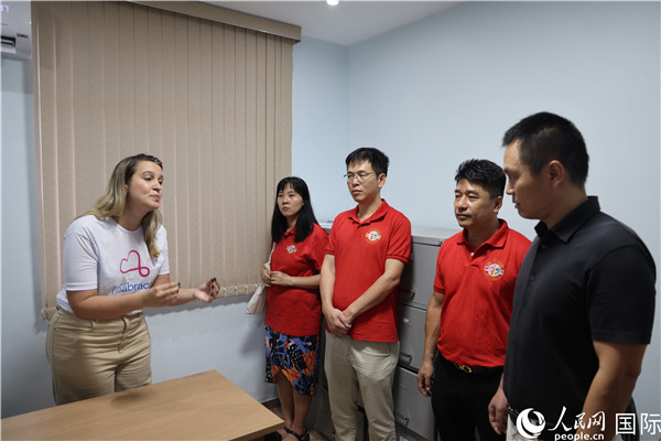 王尉育等人參觀并了解協(xié)會(huì)活動(dòng)場(chǎng)所及設(shè)施。人民網(wǎng)記者 時(shí)元皓攝