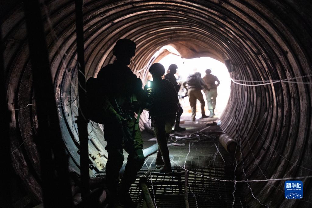 這張以色列國防軍12月17日發(fā)布的照片顯示，以軍地面部隊在加沙地帶發(fā)現(xiàn)一處大型地下隧道。新華社發(fā)