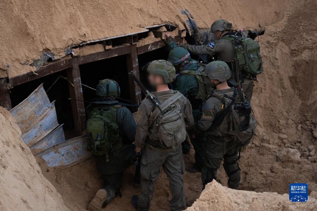 這張以色列國防軍12月17日發(fā)布的照片顯示，以軍地面部隊在加沙地帶發(fā)現(xiàn)一處大型地下隧道。新華社發(fā)
