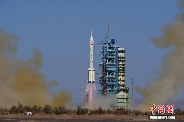 資料圖：北京時(shí)間2023年10月26日11時(shí)14分，搭載神舟十七號(hào)載人飛船的長(zhǎng)征二號(hào)F遙十七運(yùn)載火箭在酒泉衛(wèi)星發(fā)射中心點(diǎn)火發(fā)射。汪江波 攝
