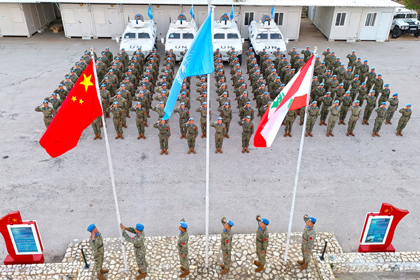 1月1日，中國第22批赴黎巴嫩維和官兵們舉行升旗儀式。胡光明攝