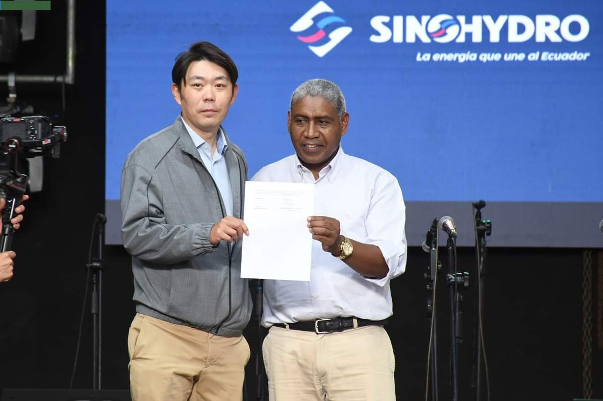 中國電建厄瓜多爾國別代表白納（左）代表中國電建向厄瓜多爾埃爾查科市康復中心捐贈了一批康復器材，埃爾查科市市長奧斯卡·德拉克魯斯·卡瓦蒂霍（右）對中國企業(yè)的善舉表示感謝。中國電建厄瓜多爾代表處供圖