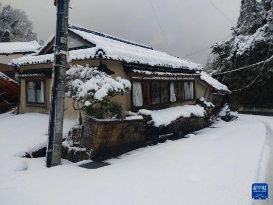 這是1月8日拍攝的日本能登半島地震災(zāi)區(qū)珠洲市的街景。