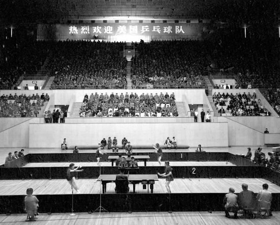圖為1971年4月13日，中華全國體育總會舉行歡迎儀式，歡迎前來中國進(jìn)行訪問的美國乒乓球代表團。中美兩國乒乓球運動員在北京首都體育館進(jìn)行了友誼比賽。新華社發(fā)