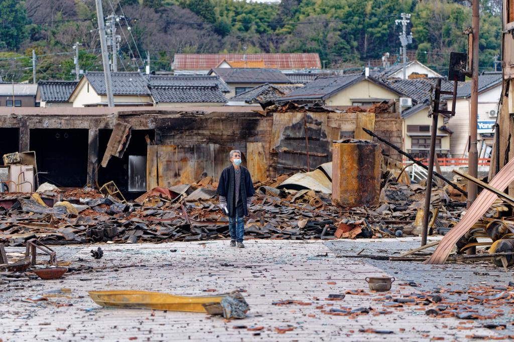 1月4日，一名市民查看日本石川縣輪島市“輪島早市”廢墟。新華社記者張笑宇攝
