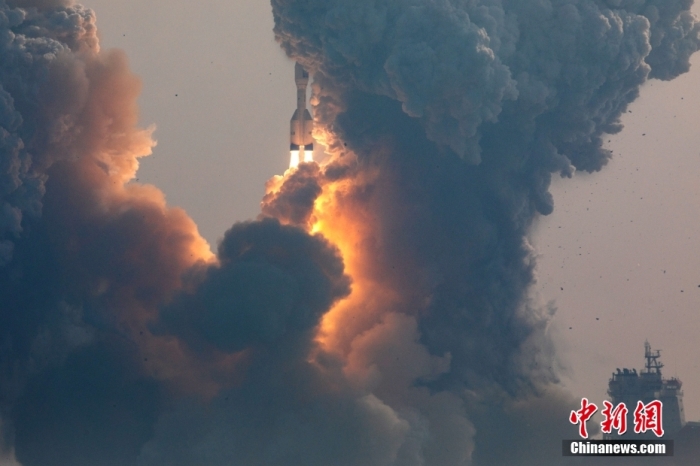 北京時間1月11日13時30分，引力一號遙一運載火箭由太原衛(wèi)星發(fā)射中心在山東海陽附近海域點火升空，將云遙一號18～20星3顆衛(wèi)星送入預(yù)定軌道，飛行試驗任務(wù)獲得圓滿成功。這是引力一號火箭首次飛行，創(chuàng)造全球最大固體運載火箭、中國運力最大民商火箭紀(jì)錄。圖/太原衛(wèi)星發(fā)射中心