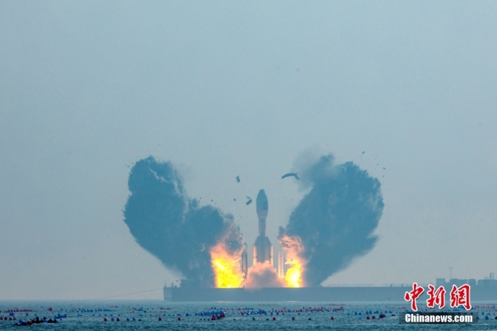 北京時間1月11日13時30分，引力一號遙一運載火箭由太原衛(wèi)星發(fā)射中心在山東海陽附近海域點火升空，將云遙一號18～20星3顆衛(wèi)星送入預(yù)定軌道，飛行試驗任務(wù)獲得圓滿成功。這是引力一號火箭首次飛行，創(chuàng)造全球最大固體運載火箭、中國運力最大民商火箭紀(jì)錄。圖/太原衛(wèi)星發(fā)射中心