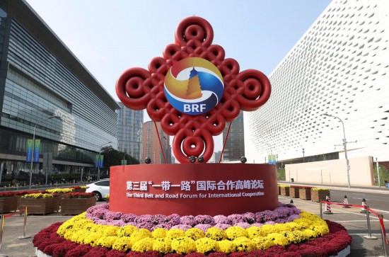 這是2023年10月17日在北京國家會議中心附近拍攝的“一帶一路”國際合作高峰論壇景觀布置。新華社記者 陳斌 攝