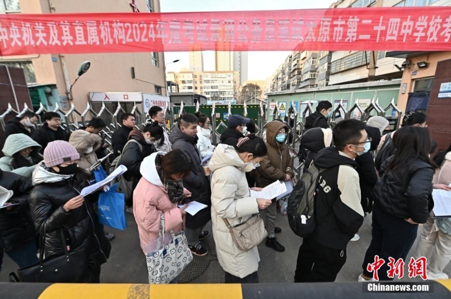 2023年11月26日，山西省太原市，考生步入考場。當(dāng)日，中央機(jī)關(guān)及其直屬機(jī)構(gòu)2024年度考試錄用公務(wù)員公共科目筆試開考。<a target='_blank' href='/'><p  align=