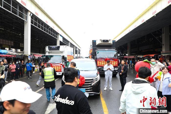 運(yùn)載蔓越莓車隊(duì)前，不少民眾正在圍觀打卡。 王偉臣 攝