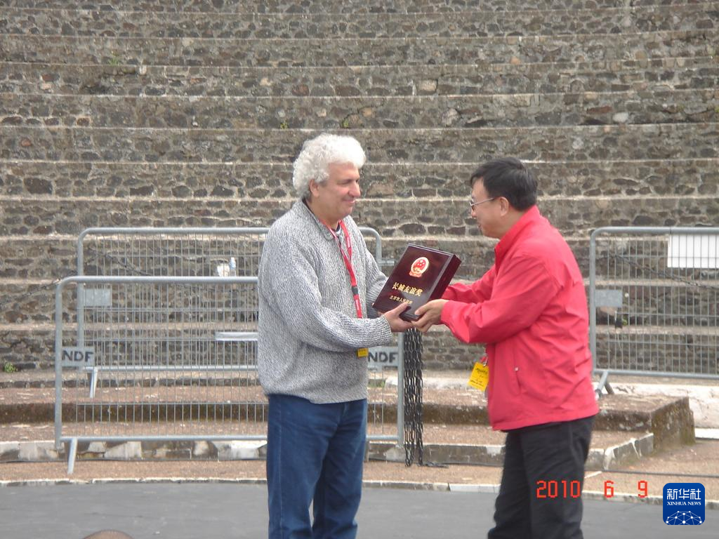 這是2010年帕特里克·索米耶（圖左）獲頒北京市人民政府授予的“長城友誼獎”時的資料照片。新華社發(fā)（受訪對象供圖）