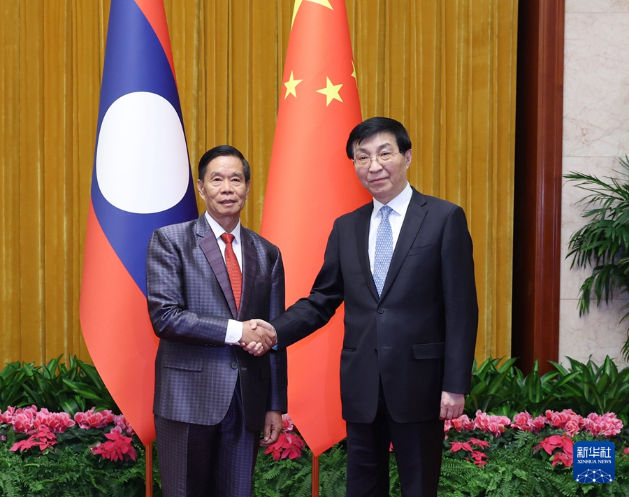 1月22日，中共中央政治局常委、全國政協(xié)主席王滬寧在北京會見老撾人民革命黨中央政治局委員、建國陣線中央委員會主席辛拉馮。新華社記者 王曄 攝