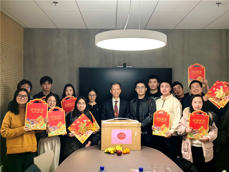 中國(guó)駐瑞典大使崔愛民看望慰問瑞典隆德大學(xué)中國(guó)留學(xué)生。中國(guó)駐瑞典大使館供圖
