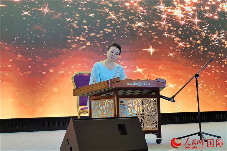 揚(yáng)琴演奏家劉艮演奏《夢(mèng)中的婚禮》。人民網(wǎng)記者 于宏建攝