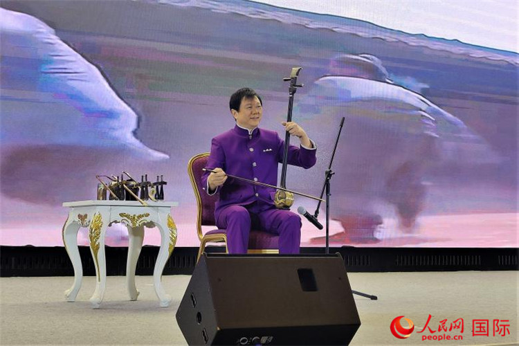 二胡演奏家、國(guó)家一級(jí)演員王之輝演奏《新春樂(lè)》。人民網(wǎng)記者 于宏建攝