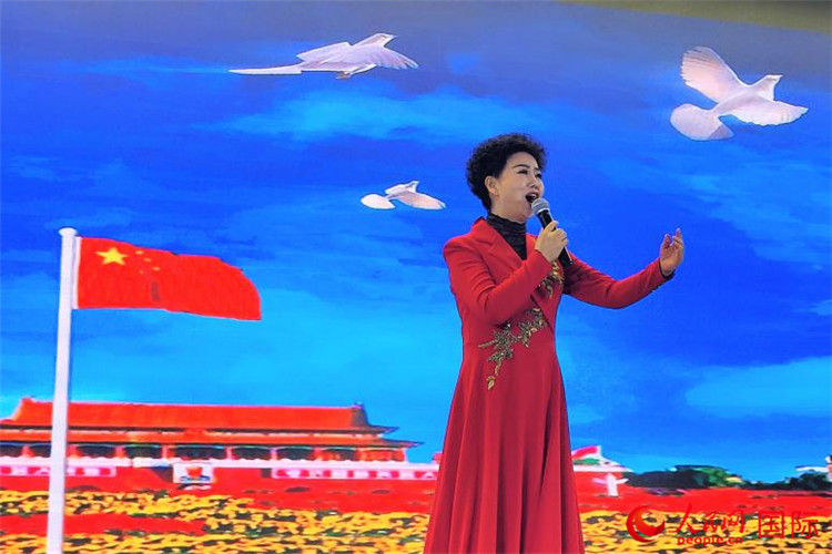 女高音歌唱家、國(guó)家一級(jí)演員江如虹演唱《我愛(ài)你中國(guó)》。人民網(wǎng)記者 于宏建攝