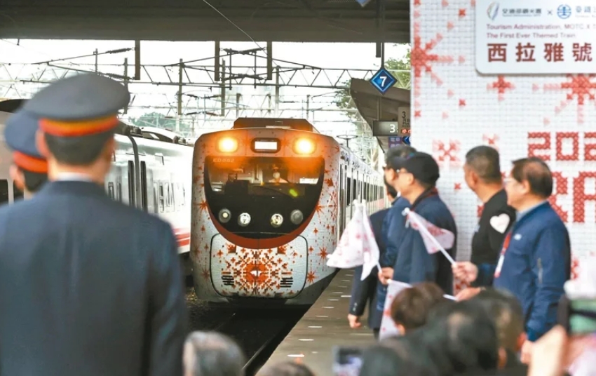 圖為彩繪列車“SIRAYA西拉雅號(hào)”。圖片來源：臺(tái)灣《聯(lián)合報(bào)》侯永全攝