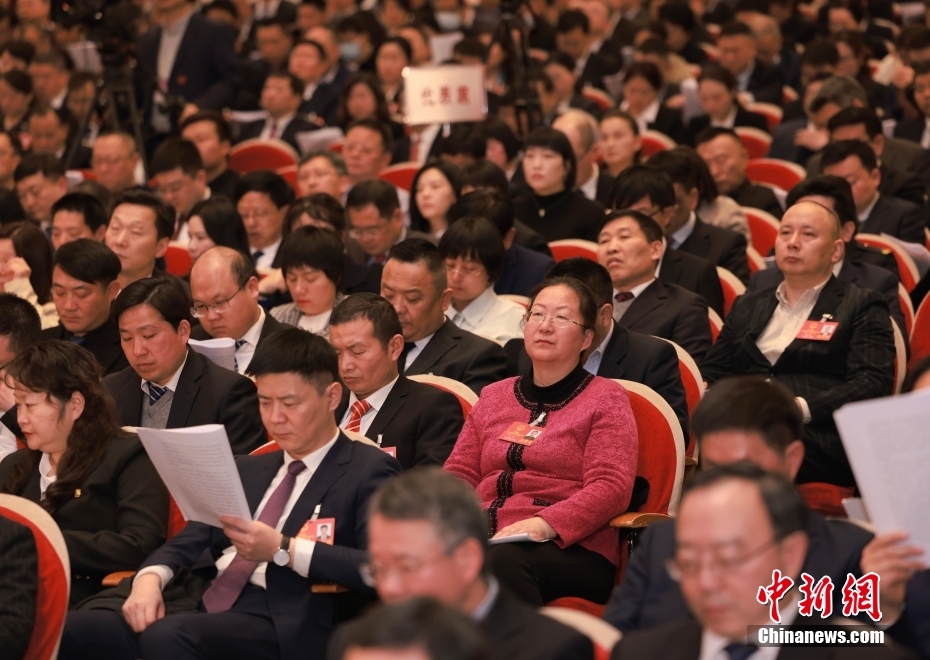 1月23日，安徽省第十四屆人民代表大會(huì)第二次會(huì)議在合肥開(kāi)幕。圖為代表委員認(rèn)真聽(tīng)取政府工作報(bào)告。