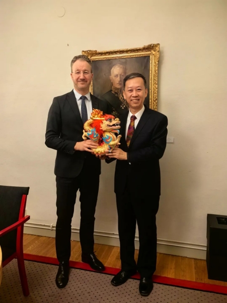 中國駐瑞典大使崔愛民（右）會見瑞典外交部外貿(mào)總司長嚴(yán)波（左）。中國駐瑞典大使館供圖