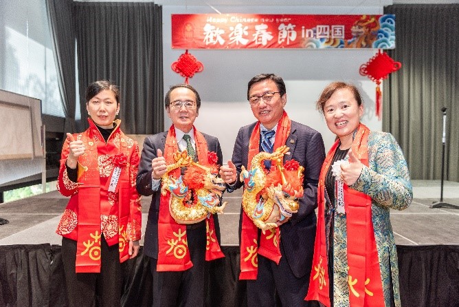 向池田知事、大西市長贈送“歡樂春節(jié)“吉祥龍。從左到右為魏有美副總領(lǐng)事、池田豊人知事、大西秀人市長、馬曉琛主任。中國駐大阪旅游辦事處供圖
