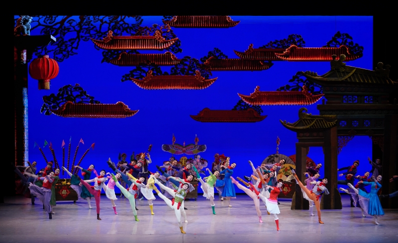 1月26日晚，中央芭蕾舞團(tuán)賀歲芭蕾舞劇《過年》作為開幕演出，亮相阿布扎比國(guó)際藝術(shù)節(jié)，圖為劇照。中央芭蕾舞團(tuán)供圖